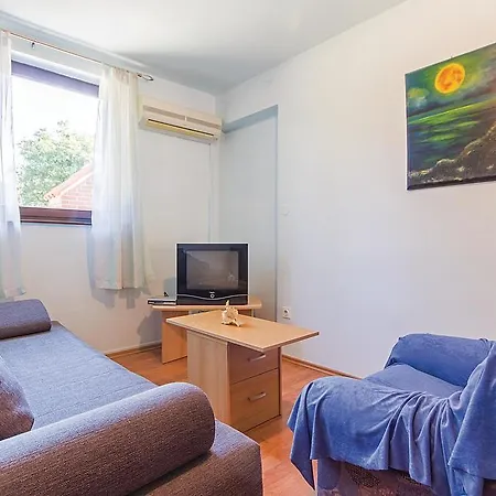 2 Διαμέρισμα *