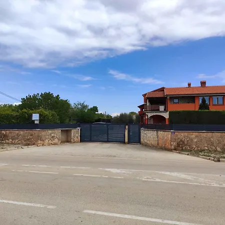 Apartment Danka I 11169 דירה פולה