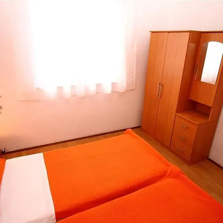 Apartment Danka I 11169 דירה פולה